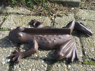 Shoe sole brush-scraper, cast iron frog